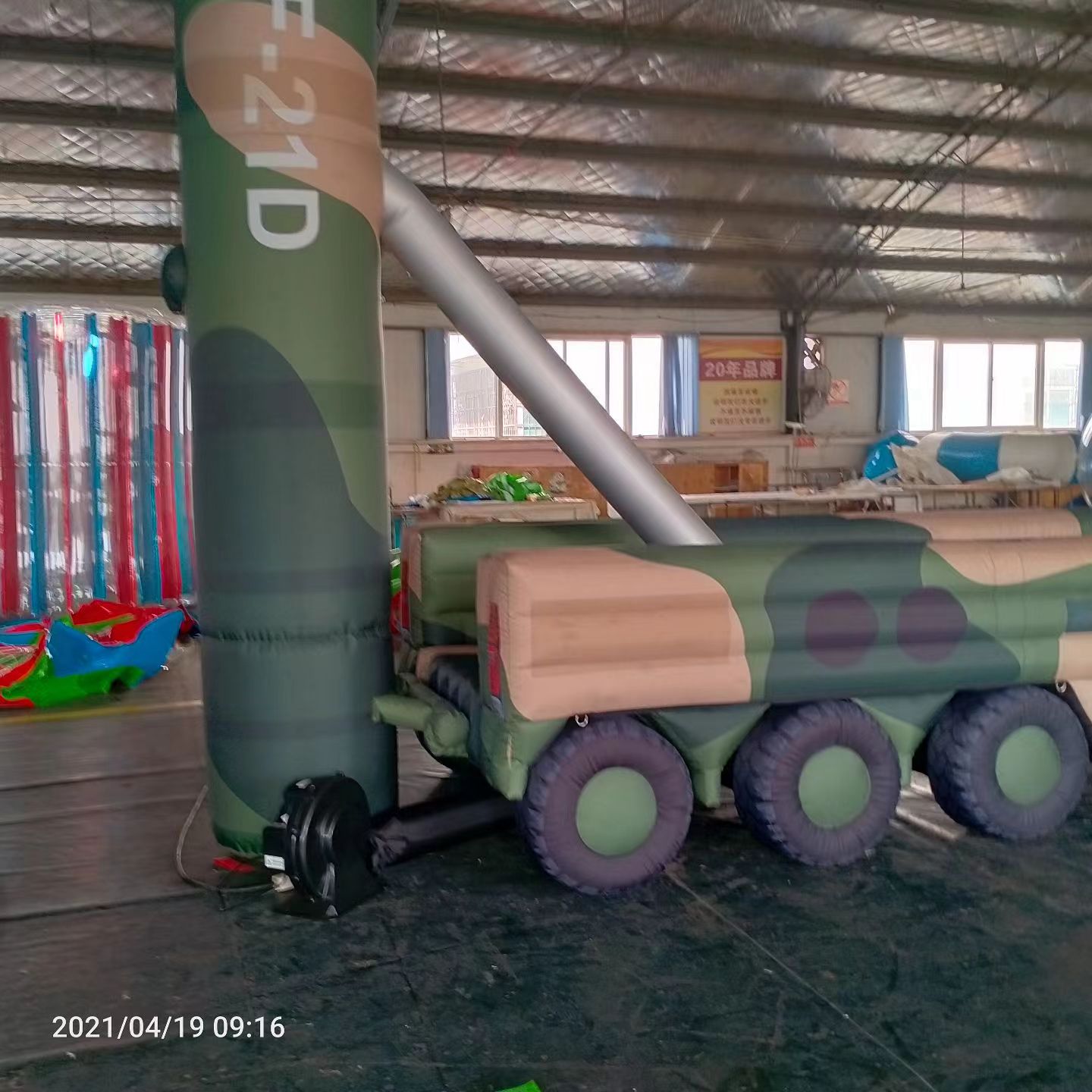 龙州军事演习中的充气目标车辆：模拟发射车雷达车坦克飞机
